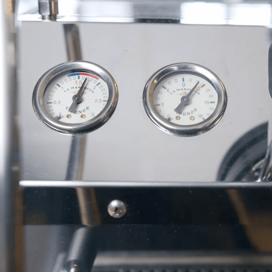 Doppel-Manometer Anzeige bei der La Marzocco GS3 Siebträgermaschine