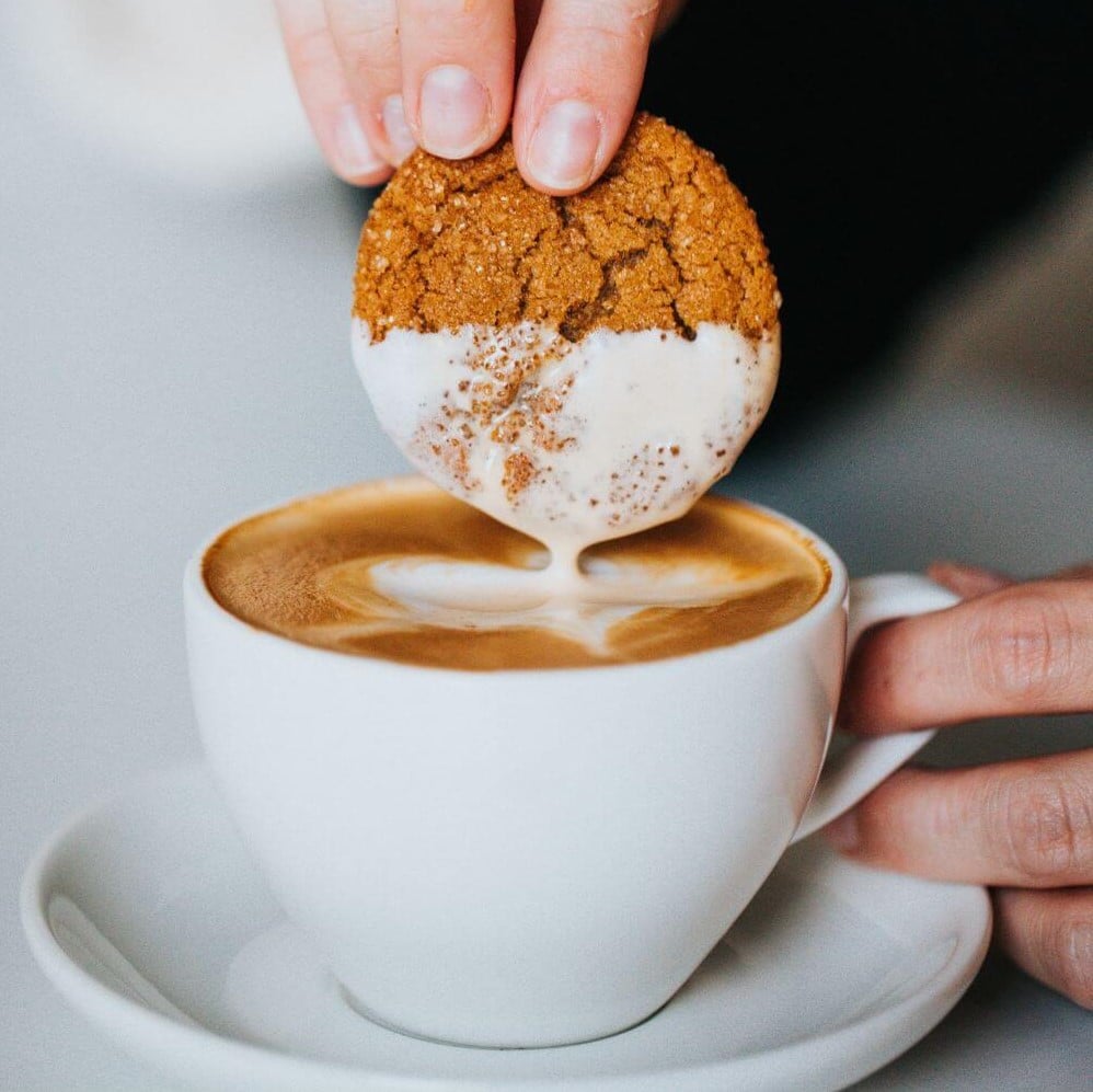 Cappuccino mit eingetauchtem Keks