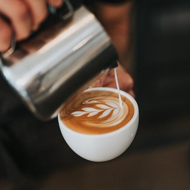 Milchschaum mit der Sage the Bambino Plus Espressomaschine zubereitet