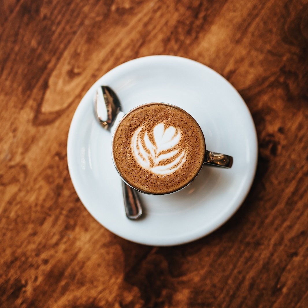 Cappuccino auf Holztisch