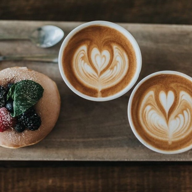 Zwei Tassen Cappuccino mit Latte Art Muster