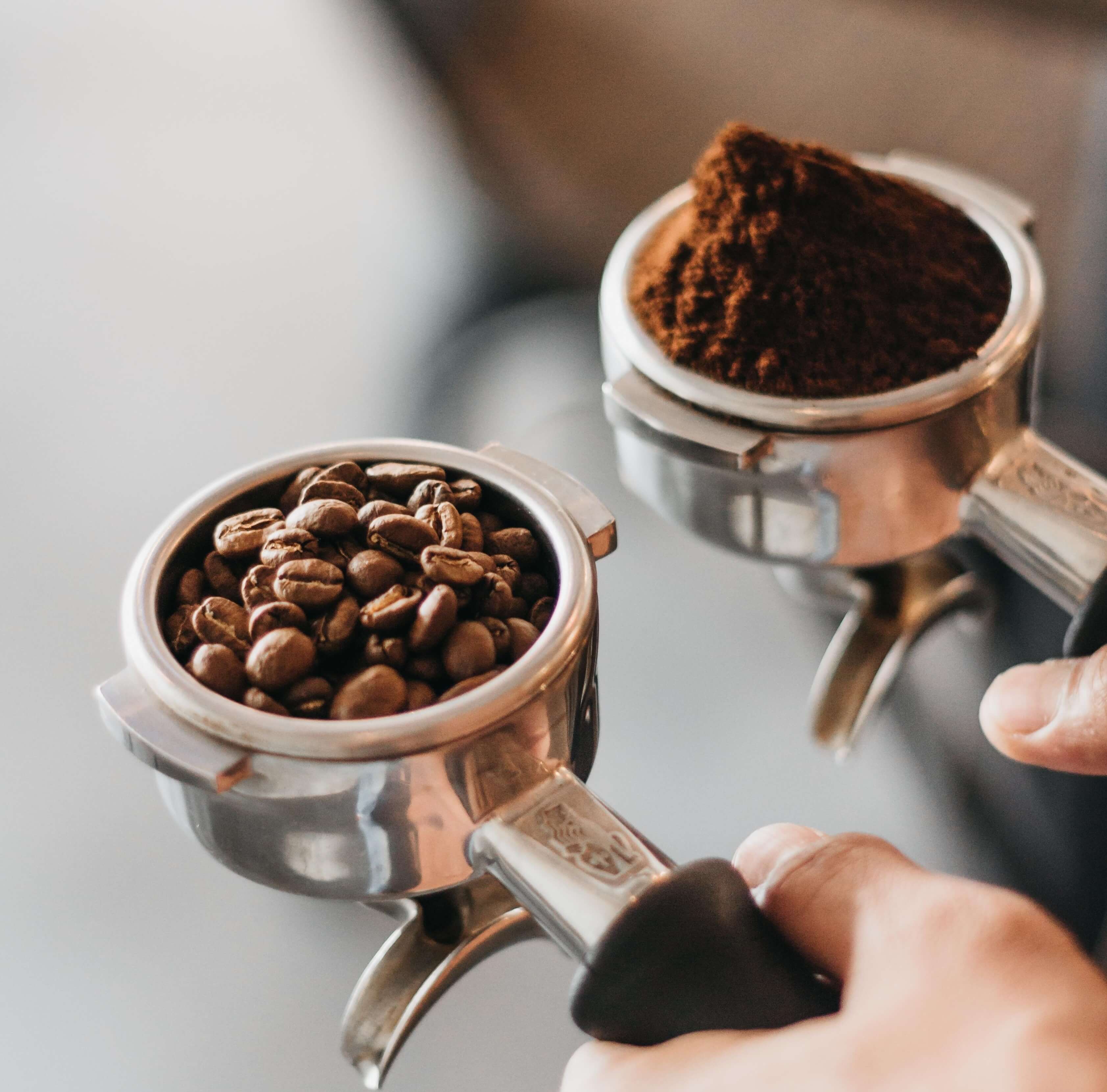 Kaffeebohnen und Kaffeemehl in Siebträger