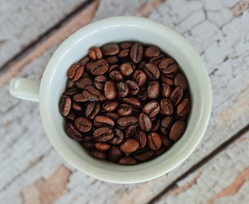 frische Kaffeebohnen in Kaffeetasse