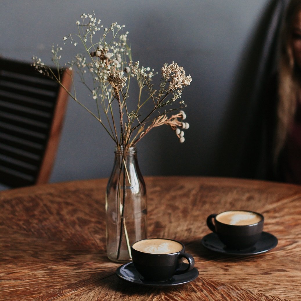 Kaffees auf Holztisch